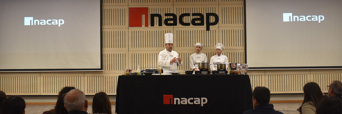 Profesor y estudiantes del Área de Gastronomía de la Sede, explican la preparación de un plato con productos saludables