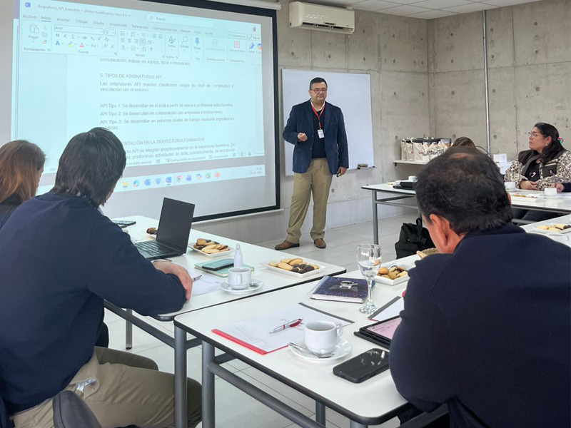 Reunión con los consejeros, expone el Vicerrector de Sede Curicó Marcelo Valdivia