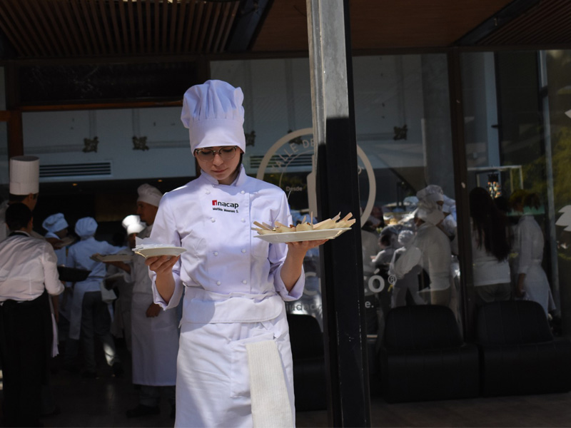 Estudiante del Área de Gastronomía, turismo y Hospitalidad en la Actividad de la Cocina Chilena
