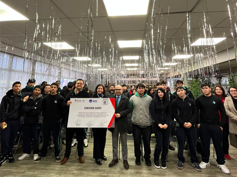 Estudiantes del Instituto Juan Terrier Dally, con representantes de la Empresa David del Curto, junto a INACAP Sede Curicó
