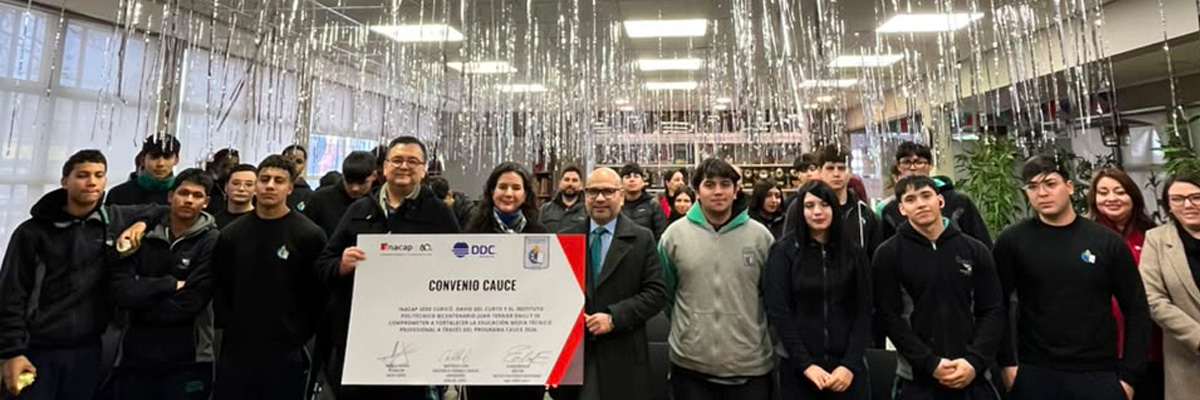 Estudiantes del Instituto Juan Terrier Dally, con representantes de la Empresa David del Curto, junto a INACAP Sede Curicó