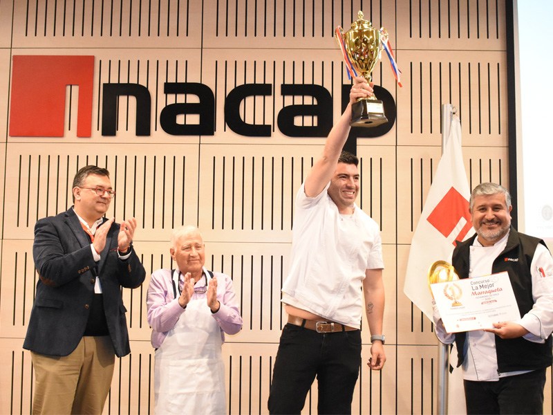 Vicerrector Marcelo Valdivia, Director de Carrera Claudio Corvalán, el ganador Panaderia Alonso