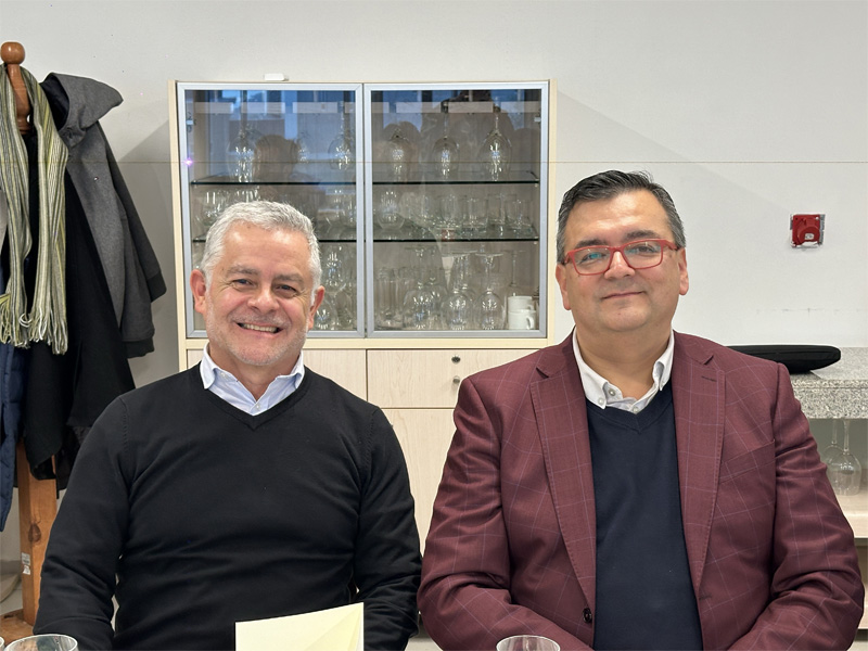 El director de la CChC Rodrigo Vargas Waman, junto al Vicerrector de INACAP Sede Curicó