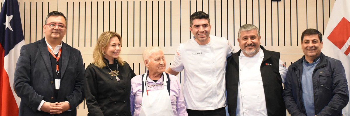 Parte del Jurado junto al ganador de la mejor Marraqueta de Curicó