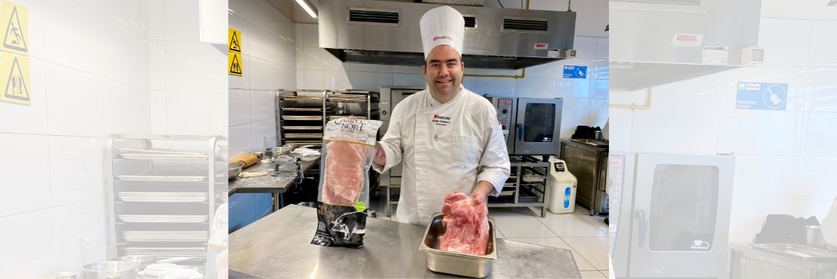 Chef con las carnes congelada y descongelada