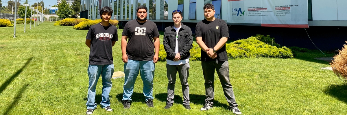 ganadores en la entrada de la sede