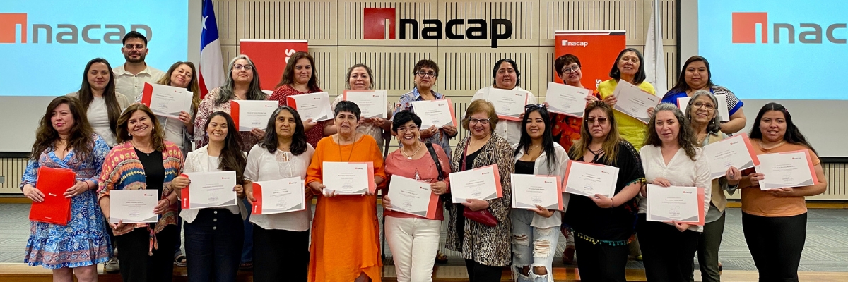 mujeres emprendedoras con sus diplomas