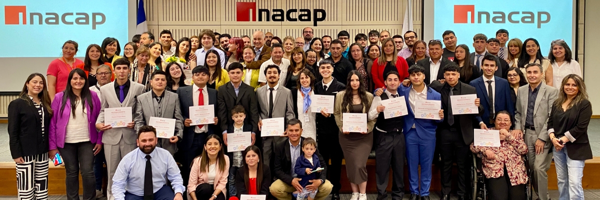 Estudiantes destacados, sus familiar y autoridades de INACAP
