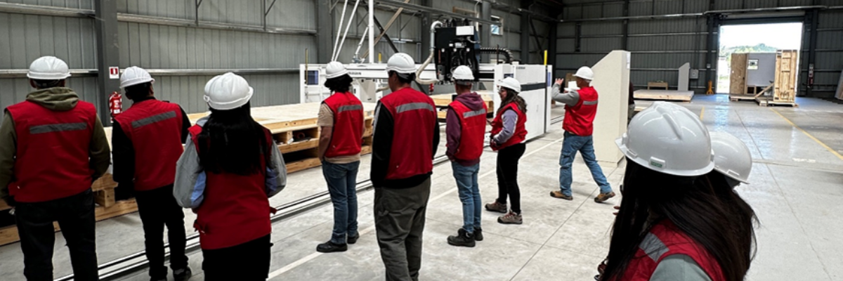 Visita de estudiantes al centro de madera industrializada 