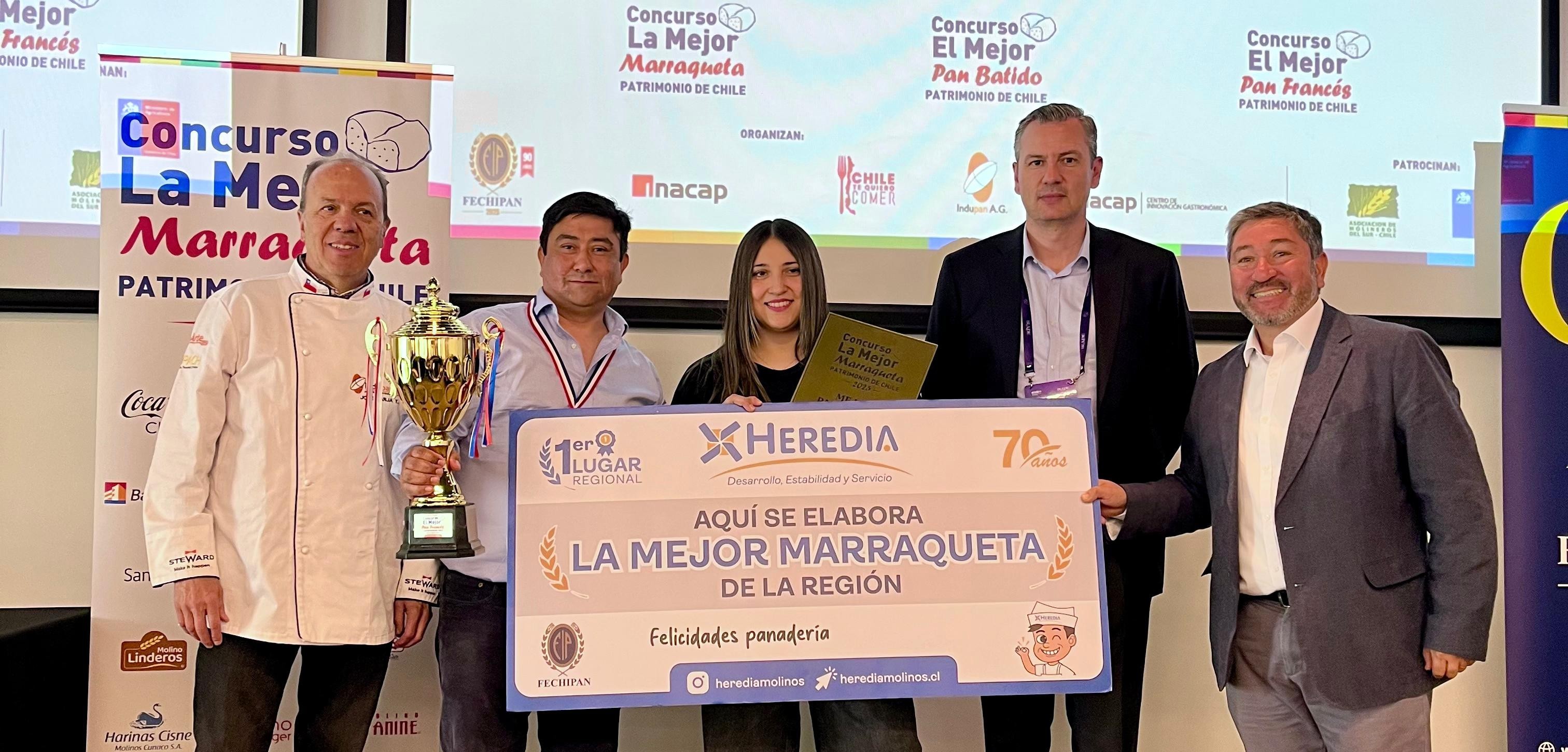 Ganador sostiene premio al "Mejor Pan Francés del Biobío 2025" en Sede Concepción-Talcahuano