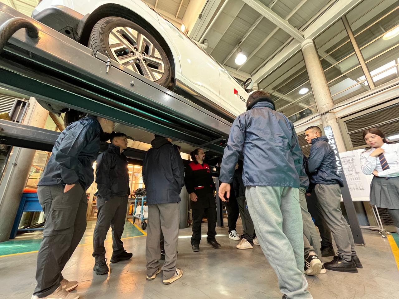 Estudiantes participaron en taller de Electromovilidad.