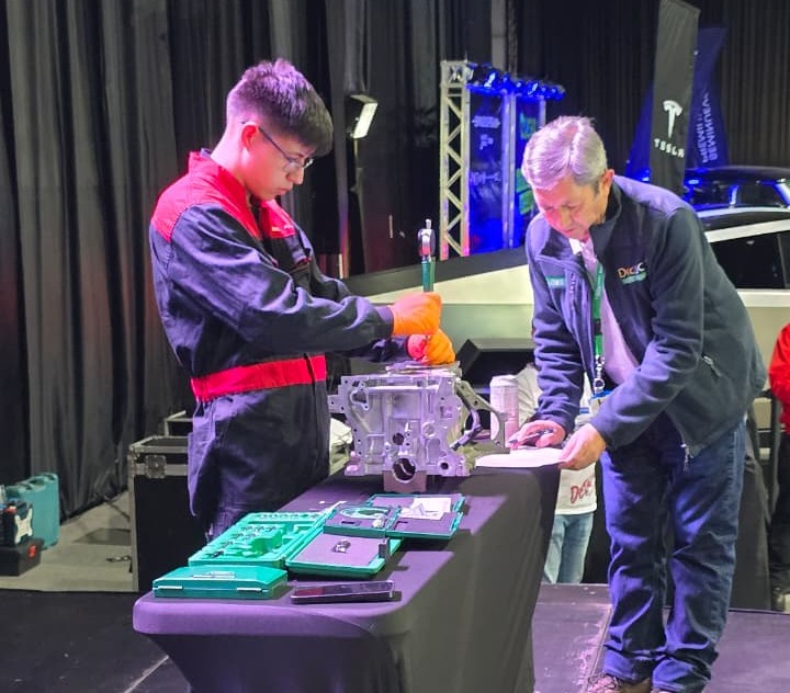 Cinco estudiantes de Área Mecánica participaron en las Olimpiadas.