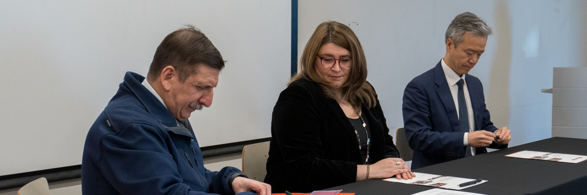 En la fotografía: Christian Adema Galetovic, gerente regional de Aguas Magallanes; Laura Álvarez Yercic, Vicerrectora Sede Punta Arenas, y Seijiro Chiva, presidente del Directorio del Grupo Aguas Nuevas.