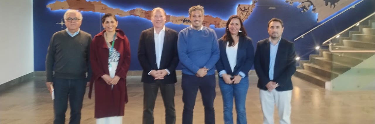 Grupo de hombres y mujeres en INACAP