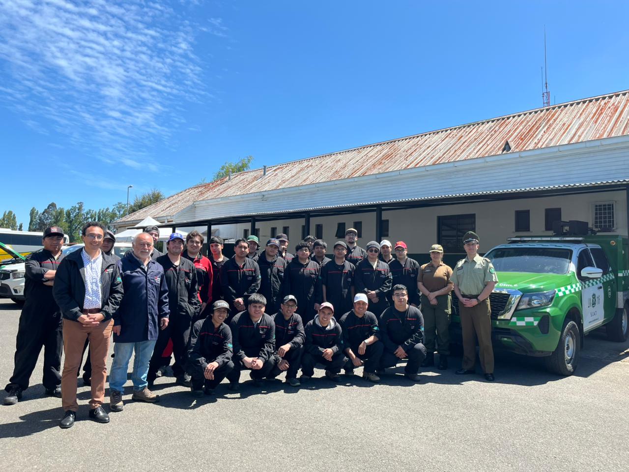 Estudiantes del Área Mecánica junto a Carabineros