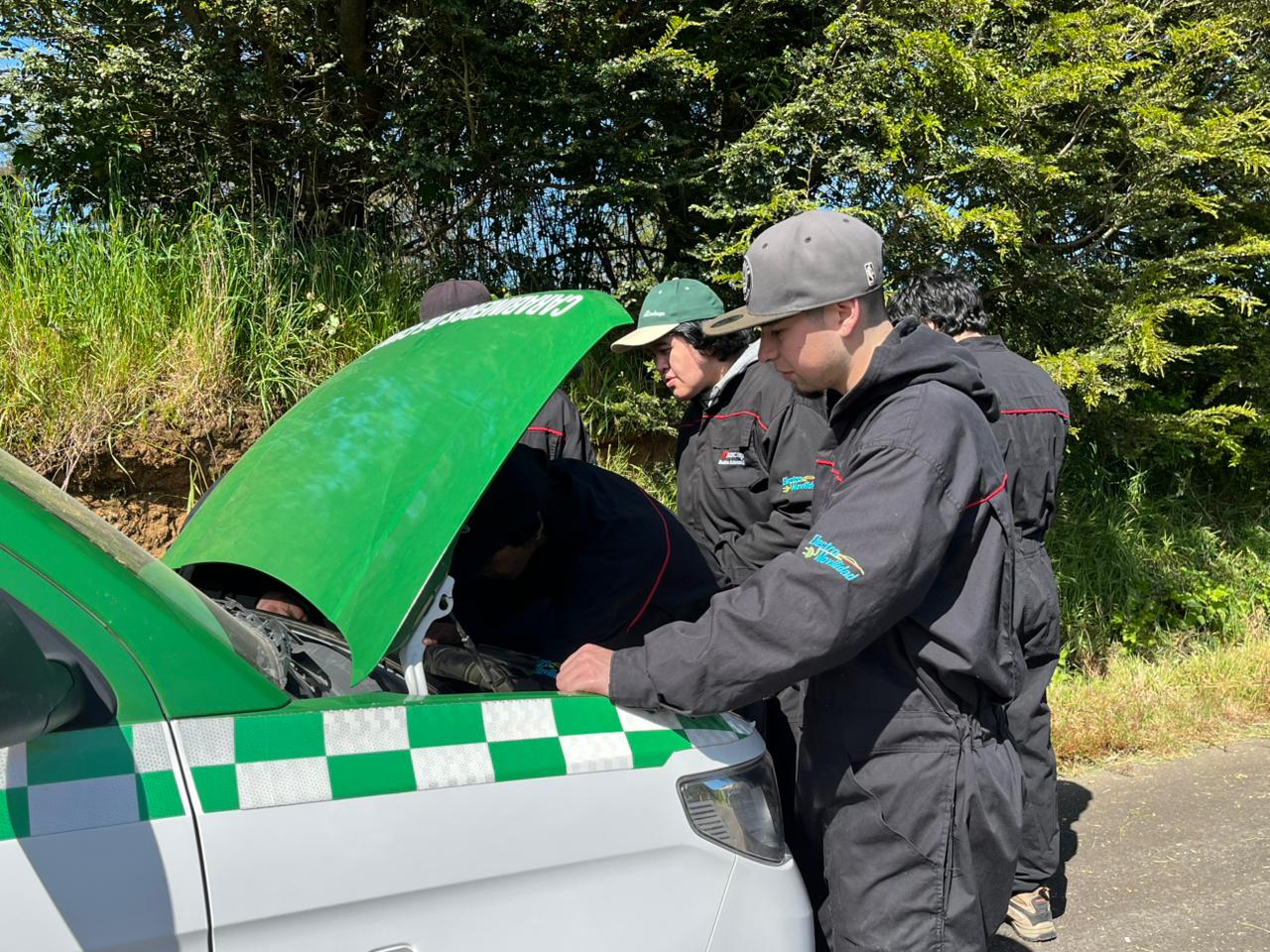 Alumnos realizando inspección preventiva