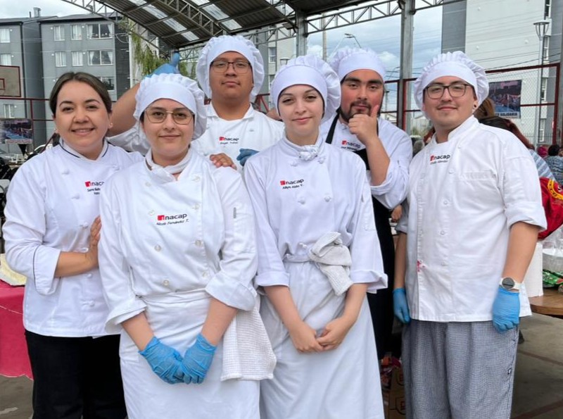 Estudiantes junto a docente de Gastronomía