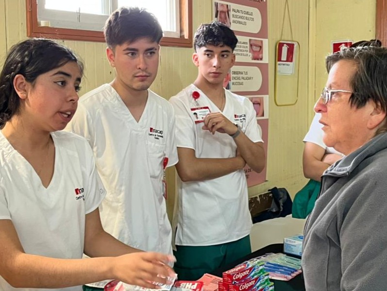 Estudiantes entregando información a la comunidad