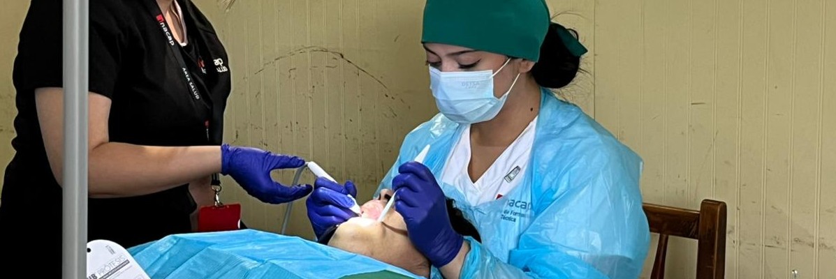 Estudiante de Técnico en Odontología realizando operativo