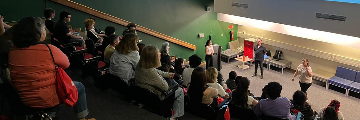 Estudiantes en auditorium recibiendo bienvenida en INACAP Sede Apoquindo