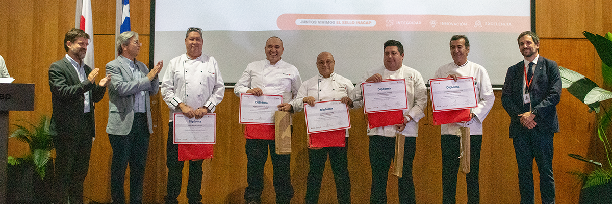 Participantes reciben diplomas en ceremonia de cierre diplomado culinario Aramark en INACAP Apoquindo