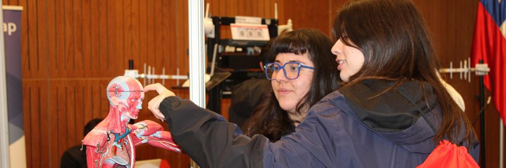 Estudiantes en la Feria Tecnológica
