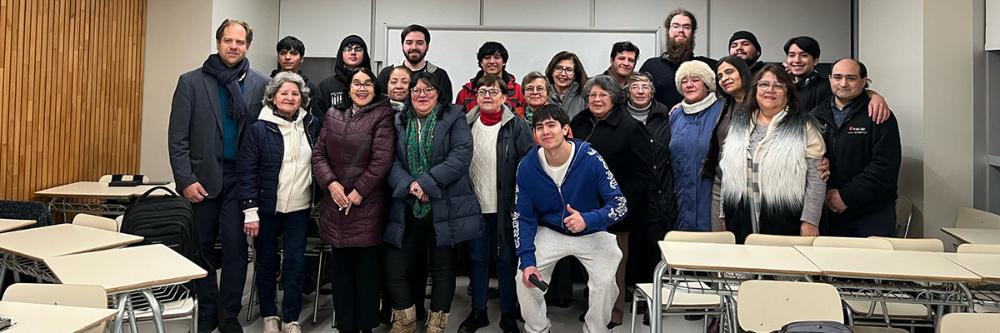 Participantes del taller junto a autoridades de INACAP