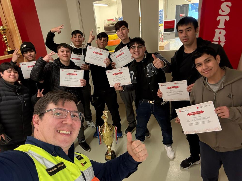 Docente INACAP Valdivia junto a estudiantes de alternancias CEDEM 2025