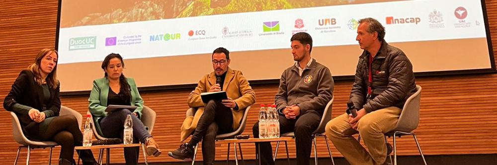 Imagen de los panelistas participando en el Foro de EcoTurismo