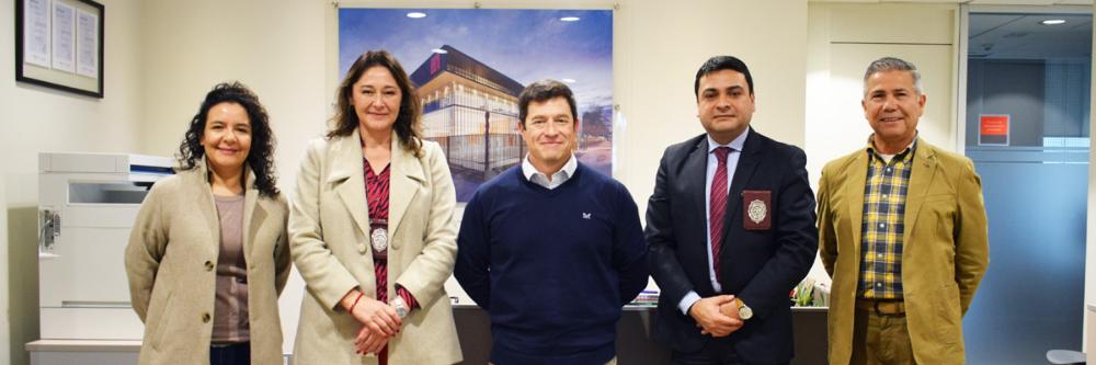 Vicerrector Sede Puente Alto posando junto a miembros del comite ejecutivo de Sede Puente Alto y a representantes PDI