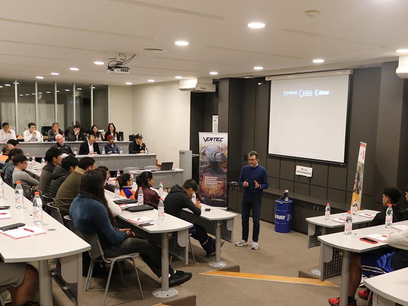 Gerardo Trujillo en plena exposición