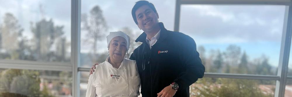La estudiante junto al coordinador del área HOTUGA, Héctor Troquian