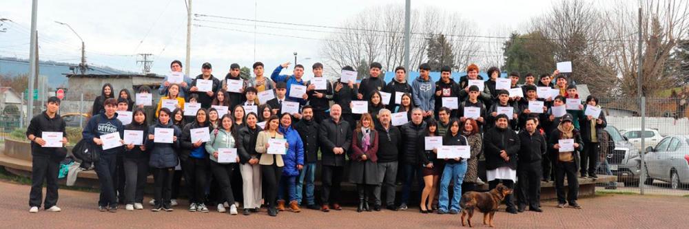 Estudiantes mostrando sus diplomas de participación de pasantías, alternancias y talleres.