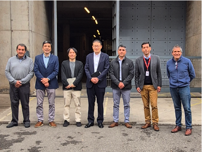 Ingenieros Japoneses de SUBARU posan junto al Director de Vinculación con el Medio y Director de Carrera INACAP Santiago Sur