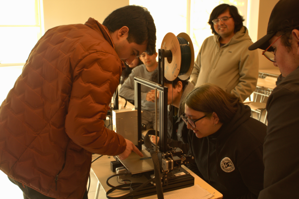 Docente y estudiantes desarrollando imprensión 3d