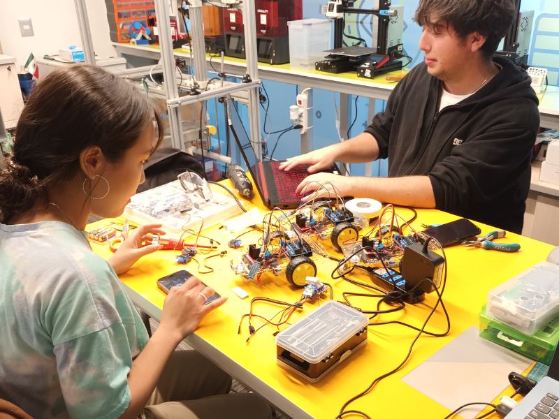 Estudiantes de robótica trabajando en Fab Lab