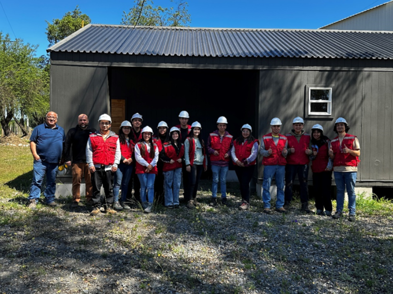 Estudiantes de Construcción en Leonera