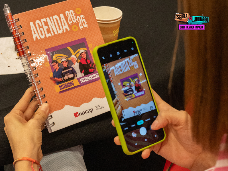 Agenda obsequiada por DAE a los participantes de la Escuela de Liderazgo