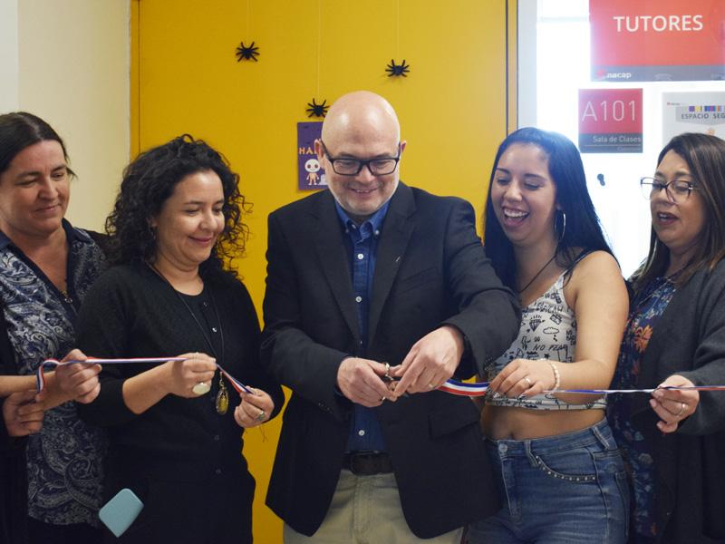 Corte de cinta frente a Espacio Seguro, aparecen Vicerrector, DACOM y DAC de Sede Puente Alto más estudiante y tutora