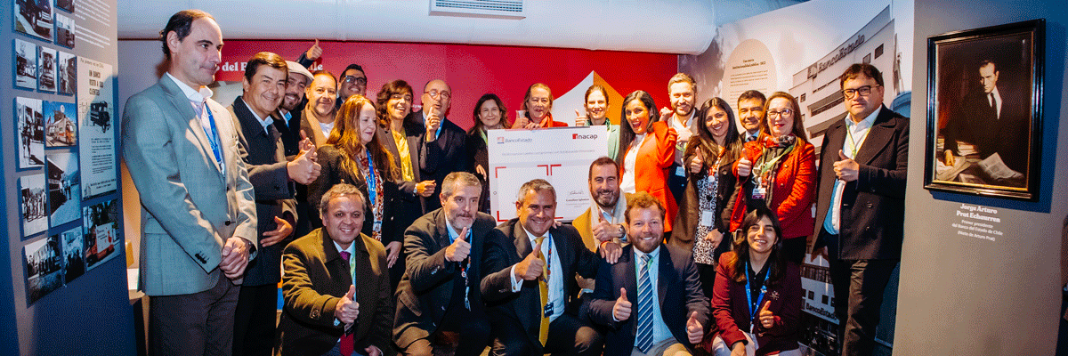 grupo de personas celebrando en el programa mi aula banco estado