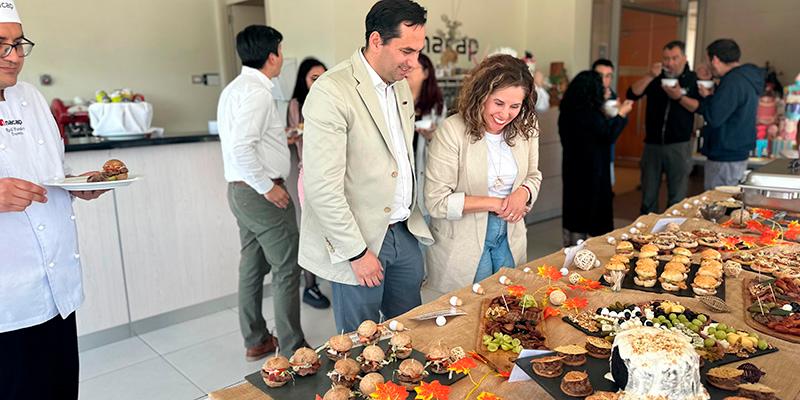 Director de carrera del área HOTUGA junto a representantes regionales