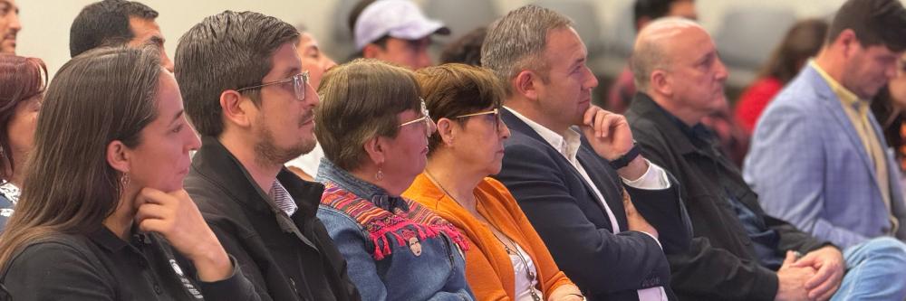 grupo de personas prestando atencion a una charla