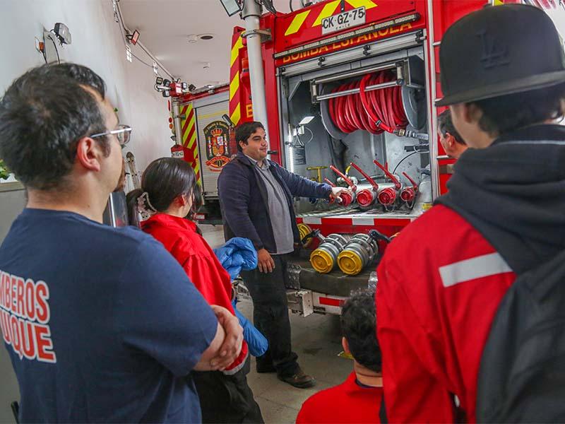 INACAP Iquique y Bomberos fortalecen alianza para apoyar mantenimiento de carros de emergencia y formar a futuros profesionales