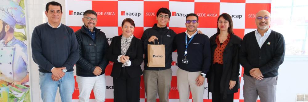 Directivos de la Sede y estudiante reconocidojunto con su padre