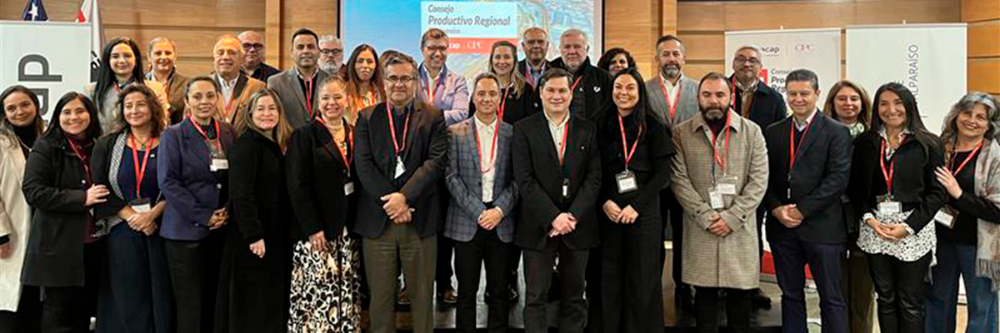 Fotografía oficial del evento con el vicerrector de sede, Gonzalo Vallejo; directores y colaboradores de INACAP sede Valparaíso; y representantes de empresas del Consejo Productivo.