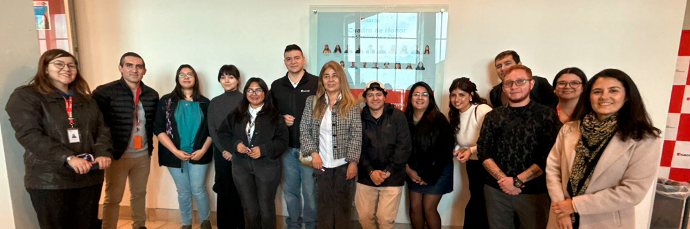estudiantes posan en ceremonia de cuadro de honor inacap santiago sur