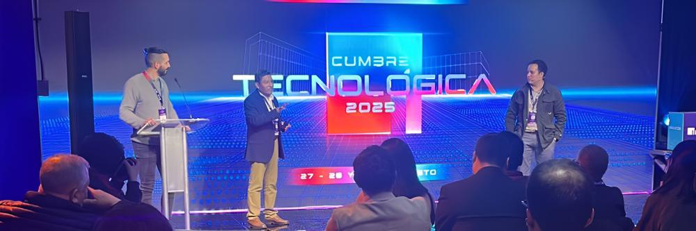 Docentes exponiendo en cumbre
