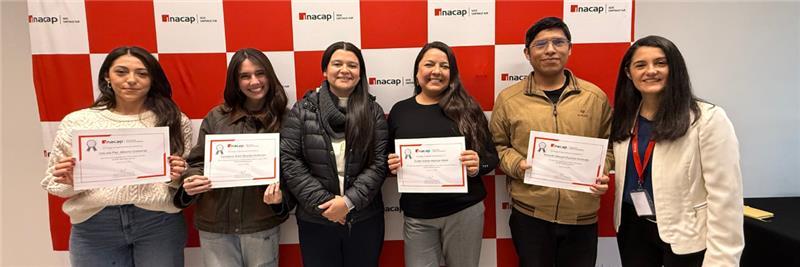 estudiantes destacados posan junto a Vicerrectora Sede y Directora Asuntos Estudiantiles