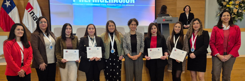 Día Mundial de Refrigeración en INACAP Santiago Sur, mujeres posan sonriendo ante la cámara tras premiación junto A Ministra del Medio Ambiente, Maisa Rojas y Vicerrectora de Sede INACAP Santiago Sur Pamela Cifuentes