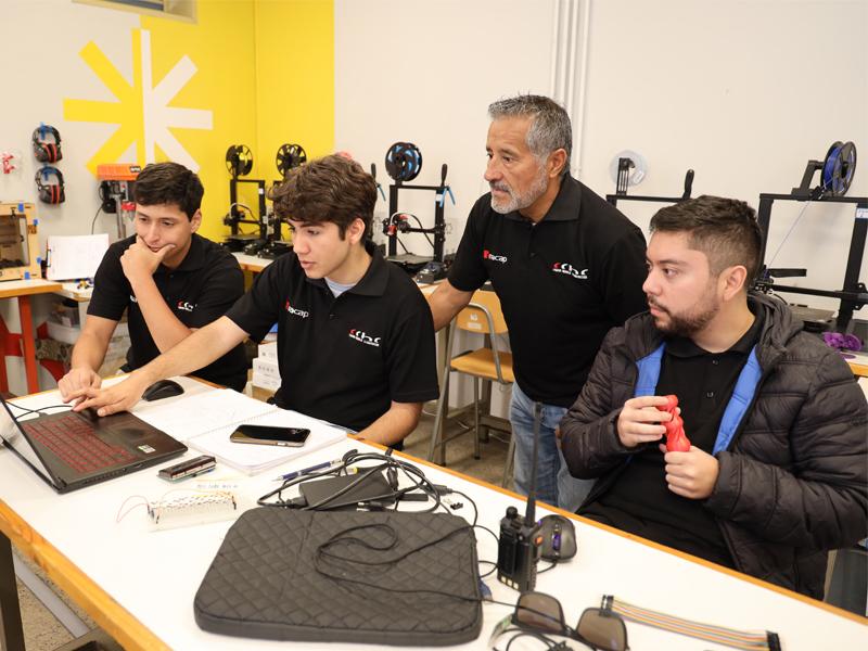 Estudiantes y docente que participan del reto